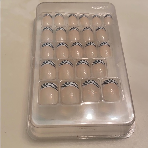 Pink by KISS, Be Pink Zebra Pattern Stick-On Nails - Picture 3 of 3